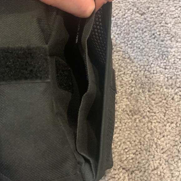 Running Buddy Magnetic Buddy Pouch – Beltless “No Bounce” Pouch / Waist Pack - Picture 7 of 12